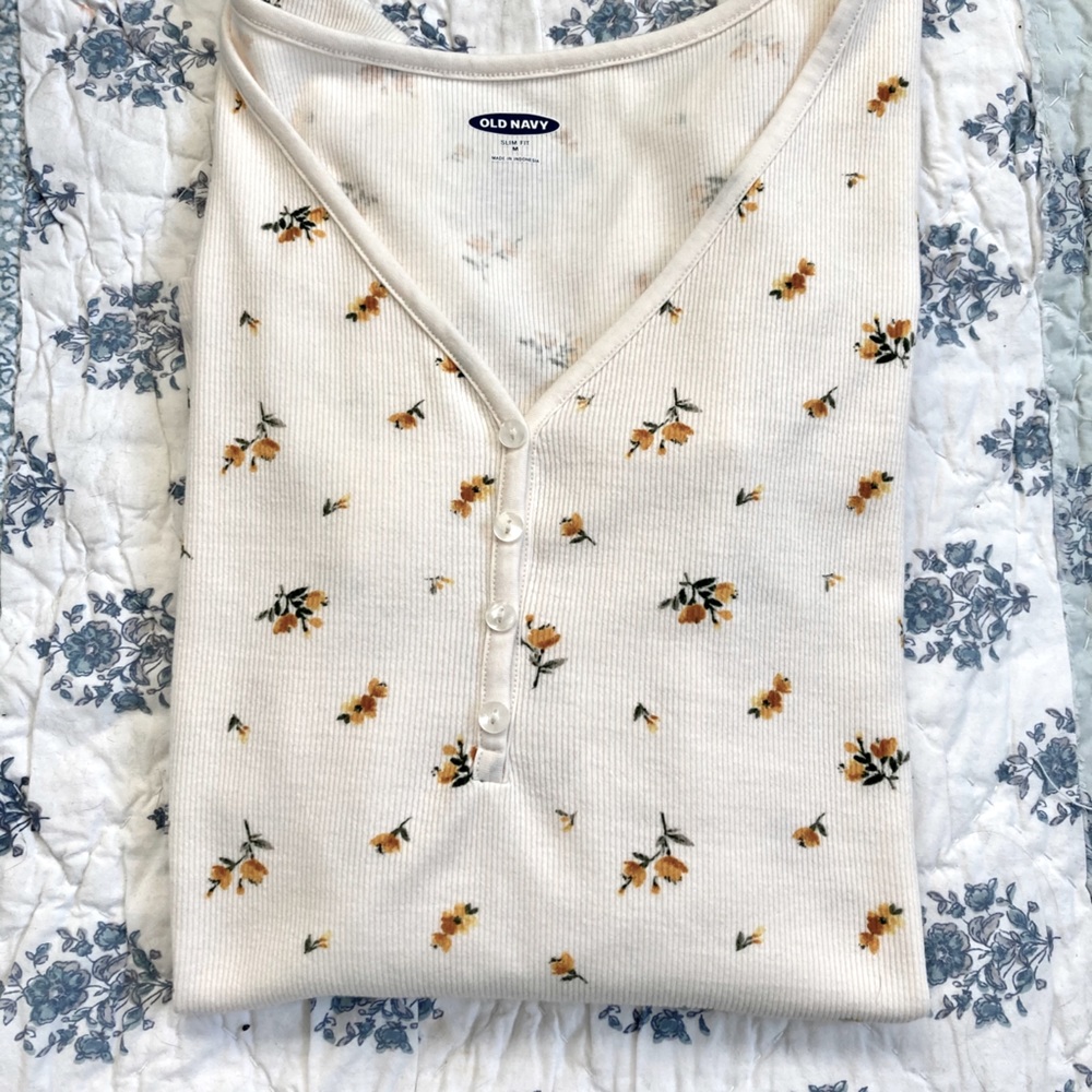 Cream / w yellow flowers long sleeved top